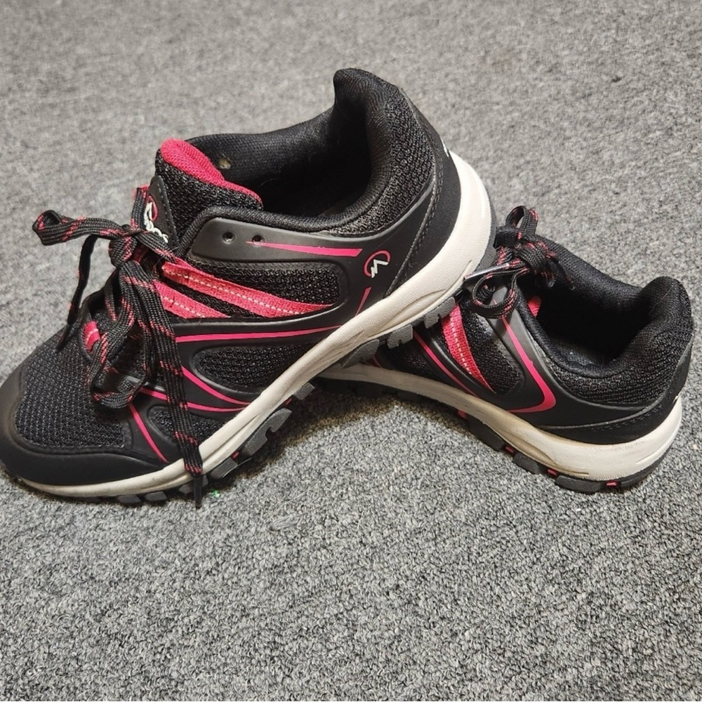NEVADOS Youth Estes Low Hiking Shoe Red/Burgundy & Black Size 5 Hiking Shoes